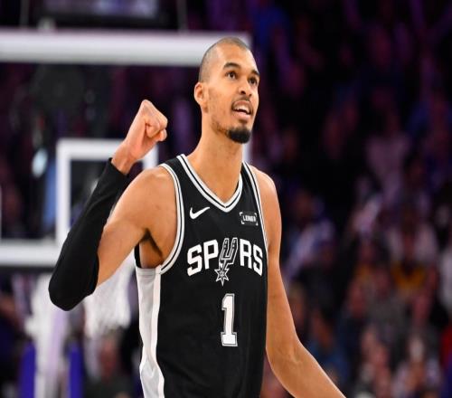 2.24米卻癡迷外線近三戰(zhàn)狂打31鐵！光頭文班遭全明星先發(fā)侵蝕