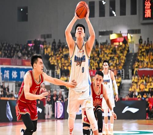 輸球又輸人！殘陣首鋼客場險勝山西，主場球迷竟把口水吐球員臉上