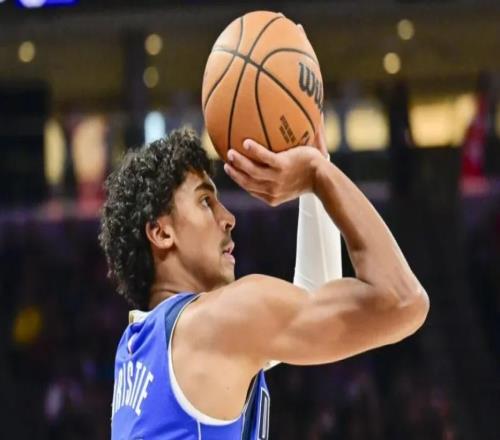 連續(xù)四場得分超20！小牛最大收獲，湖人送來強援