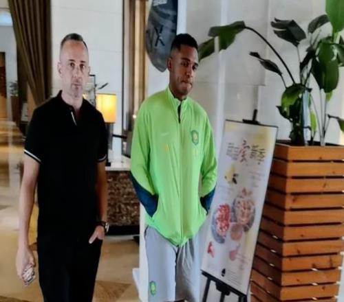 抵達?？冢本﹪餐庠_萬已經(jīng)歸隊