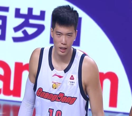 突發！廣東隊2米11中鋒，意外受到重傷，被隊友攙扶下場令人擔憂
