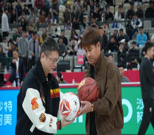 深圳青年人全隊現場觀戰深圳烈豹，雙方還進行了禮物互換