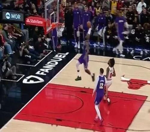 一圖流半場(chǎng)20分！老詹超高速遠(yuǎn)距離單臂滑翔劈扣！太殘暴了！