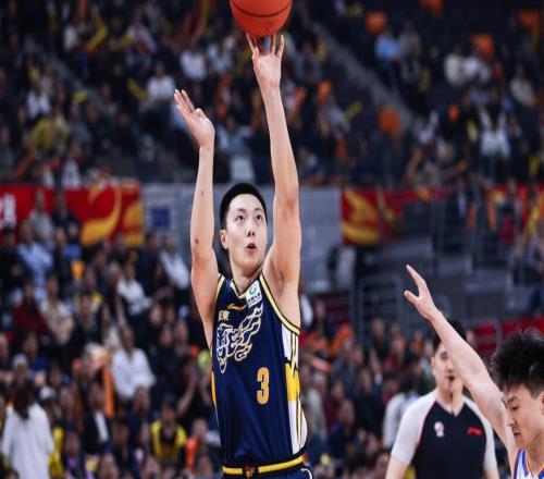 末節(jié)11分！胡明軒只打關(guān)鍵球，率領(lǐng)廣東捍衛(wèi)主場