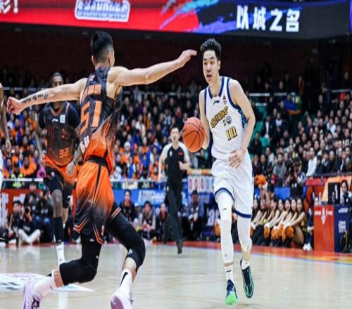 胡金秋31+8+6打爆青島內(nèi)線！孫銘徽12+7甘當綠葉拒絕讓出聯(lián)賽第1