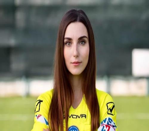 網紅和模特身份加持，意大利低級別聯賽女邊裁走紅