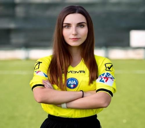 實(shí)力與美貌并存意大利低級(jí)別聯(lián)賽23歲女邊裁引發(fā)關(guān)注_意甲直播