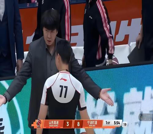 克里斯犯渾！山東男籃逆襲：高詩巖驚艷15分，18歲俊才3分鐘燃爆