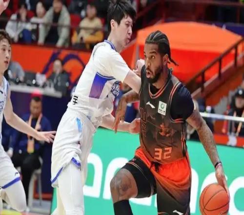 雙核驅(qū)動破困局小將驚艷助連勝，山東男籃9975逆轉(zhuǎn)寧波取四連勝