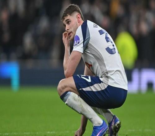 記者：備戰(zhàn)法蘭克福賽前，范德芬和波羅缺席熱刺今天的訓(xùn)練