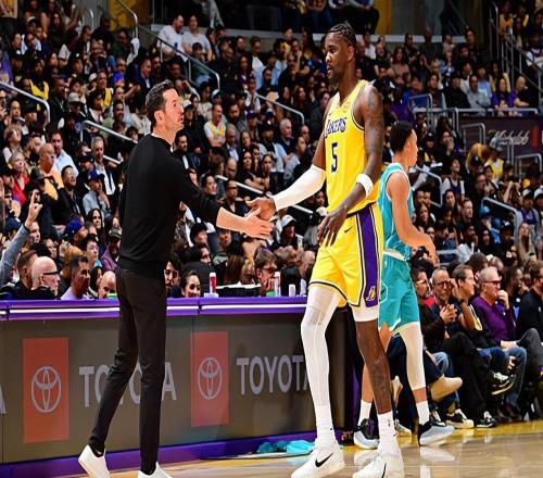 自暴自棄了球權(quán)達(dá)不到預(yù)期后湖人先發(fā)中鋒就不想好好打球嗎