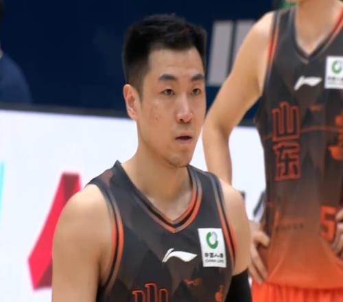 山東男籃雙殺寧波，高詩巖單節(jié)暴走制造逆轉(zhuǎn)，小將王證斬獲11分
