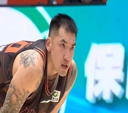 高詩巖單節(jié)15分，山東男籃4連勝緊追前418歲射手成奇兵砍下11分