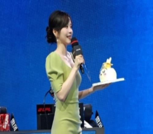 主持余霜分享照片：超長待機的一天被生日場滿滿驚喜裹著暖意！