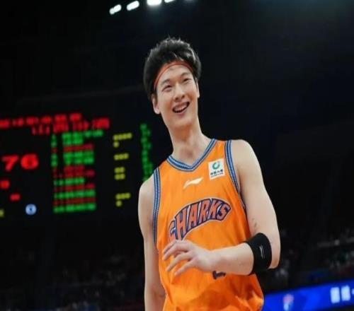 32歲王哲林CBA生涯總得分突破10000分，成為CBA歷史第六位“萬分先生”，上海隊官博祝賀：大王，模子！