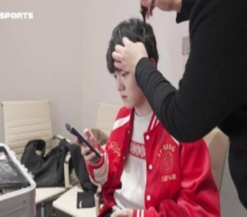 TES發(fā)布JackeyLove一日店長VLOG：跟著杰克體驗(yàn)李寧現(xiàn)場(chǎng)的熱情吧