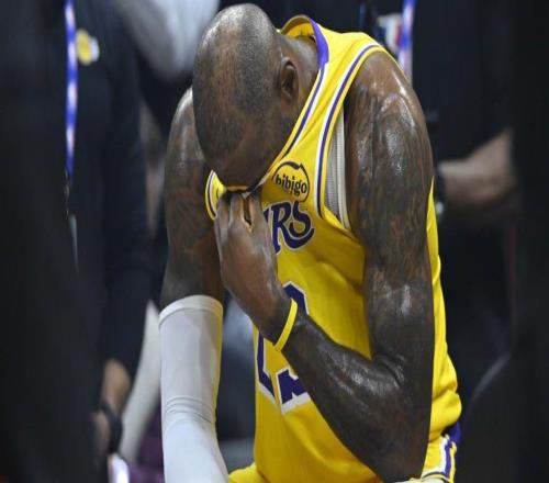 湖人30分慘??！詹姆斯重回家鄉落淚東契奇29+5+6險受傷惹爭議