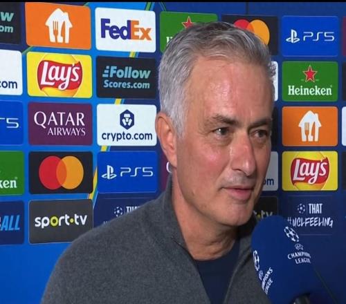 門將讀秒絕殺后，穆里尼奧瘋狂慶祝！63歲狂人滿頭白發，依然瀟灑