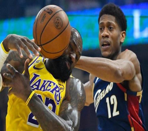 狂輸30分！詹姆斯恥辱一戰(zhàn)，東契奇空砍29+6，一戰(zhàn)揭露了4個(gè)現(xiàn)實(shí)