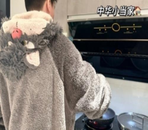 余霜分享休息日照片:休息日的大廚中華小當家管!