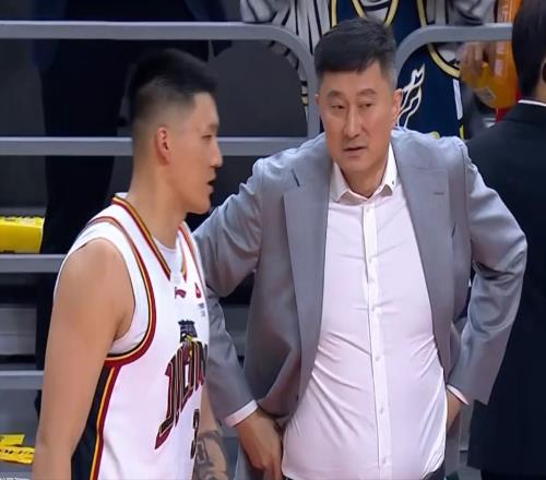 CBA：胡明軒7分五連勝，隊(duì)友32+11爆發(fā)，薩姆納6失誤五犯離場(chǎng)