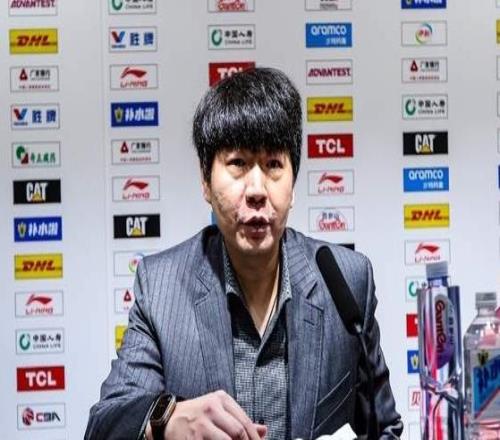 山東男籃為何不敵衛冕冠軍賽后邱彪給出答案，點名表揚18歲小將