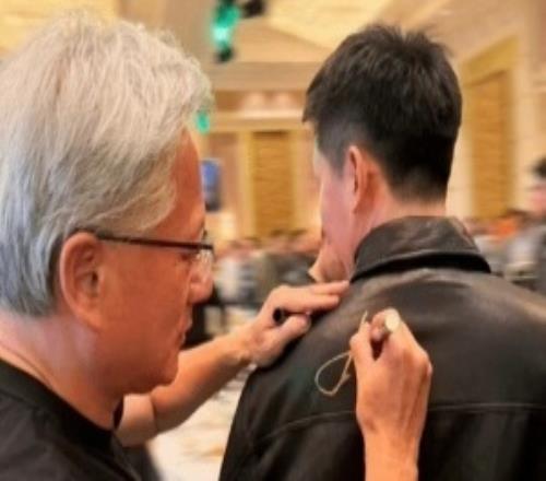 英偉達(dá)員工曬年會(huì)最牛年終獎(jiǎng)：黃仁勛親筆簽名的皮衣