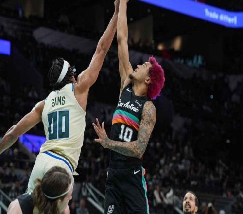 本賽季上場時(shí)間大幅減少后，馬刺隊(duì)允許索坎在本賽季尋求交易