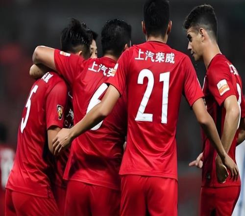 喜訊！他倆成上港冬訓回國后人氣最高的球員，已受到球迷接機追捧