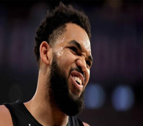 考辛斯对尼克斯队唐斯,试图在低位单打威斯布鲁克的行为感到不满