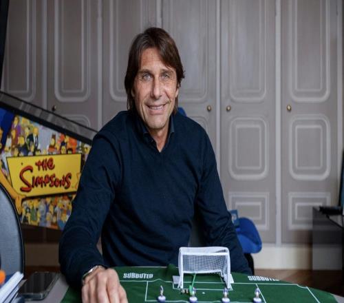 記者介紹生活中的孔蒂：曾為重病的熱刺球迷錄制了祝福視頻