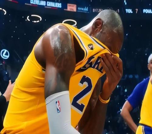 猛男落淚，騎士主場致敬詹姆斯！再創歷史，上場時間達成歷史第一