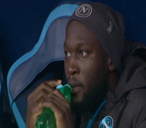 盧卡庫離場時，切爾西球迷對其高唱“你這個死肥仔”