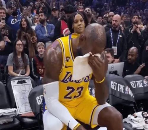 騎士主場(chǎng)致敬詹姆斯，詹姆斯淚灑賽場(chǎng)，他真的被感動(dòng)了！