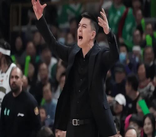 楊鳴直播談離職：表現(xiàn)掙扎主教練必須擔(dān)責(zé)！已有CBA初步接觸！