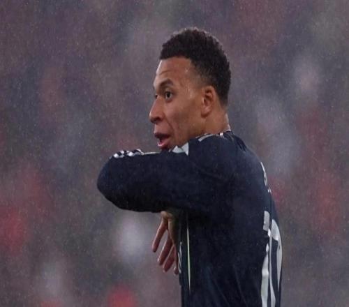 姆巴佩：“那個丟球?qū)嵲谔珌G人了！”