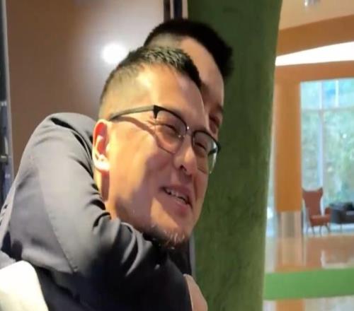 楊毅對楊鳴貼臉開大！點出末節(jié)4分，該共患難，楊鳴直接鎖喉捂嘴