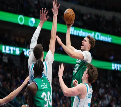 狄龍40+8+4無緣今日最佳球員！因為弗拉格爆砍49+10+3創(chuàng)5項紀(jì)錄