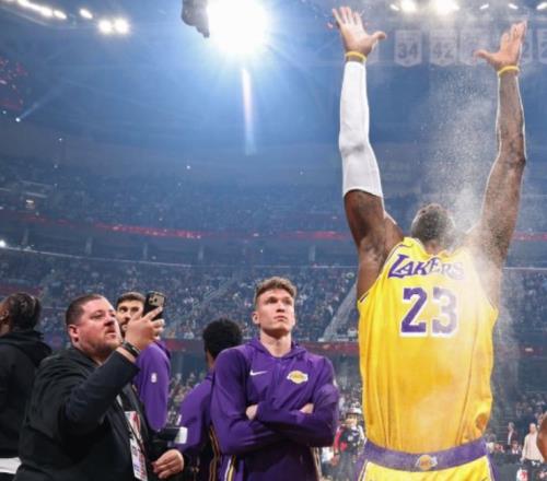 湖人30分慘??！東契奇空砍29+5+6，老詹新里程碑，17號秀申請交易