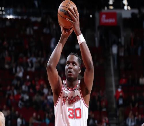 算上垃圾時間也只打了8分多鐘，火箭簽下他的意義到底是什么