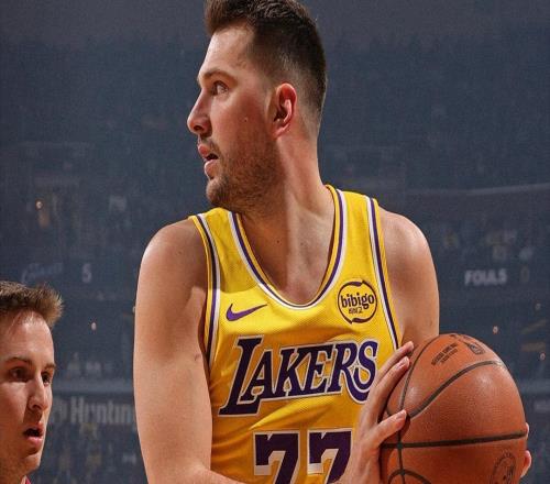 東契奇險受傷，湖人本賽季最大分差！詹姆斯淚目，有可能回騎士