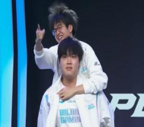 粉絲開盒曝光Xun私人行程:去湖北黃岡開導Bin,明早再回上海