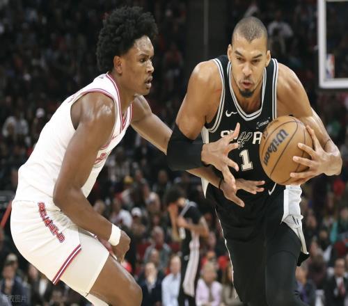 庫里27+2+2無緣今日最佳球員！因為文班亞馬28+16+3+2+5打爆火箭