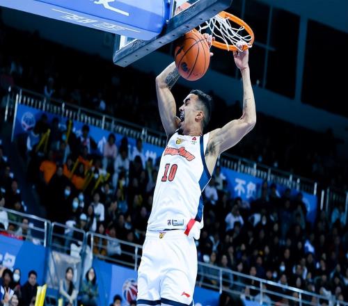 五連勝，廣東男籃領(lǐng)跑積分榜，一個壞消息：胡明軒沒有國手的樣子