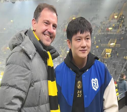 樊振東與波爾再看足球比賽，與多特蒙德主帥合影，喜笑顏開(kāi)超開(kāi)心