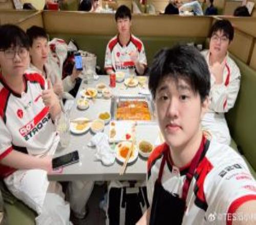 哥哥的參團率太高了！TES官方賽后曬選手聚餐返圖：堅哥帶上杰克吃一口