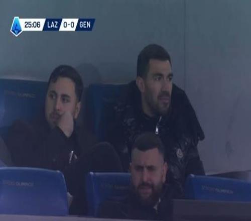 正在鬧轉會，拉齊奧對陣熱那亞時羅馬尼奧利出現在看臺上