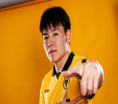 徐彬能超越前輩戴偉浚嗎加盟狼隊為中國足球爭光，網(wǎng)友議論紛紛