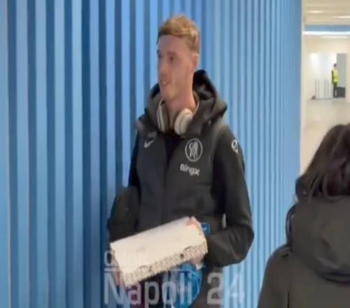 放縱時刻，戰勝那不勒斯賽后，切爾西球員人手一份披薩