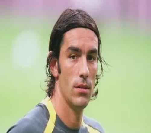 這憨憨的、滿臉胡渣的大叔竟然是阿森納昔日玉樹臨風(fēng)的球星